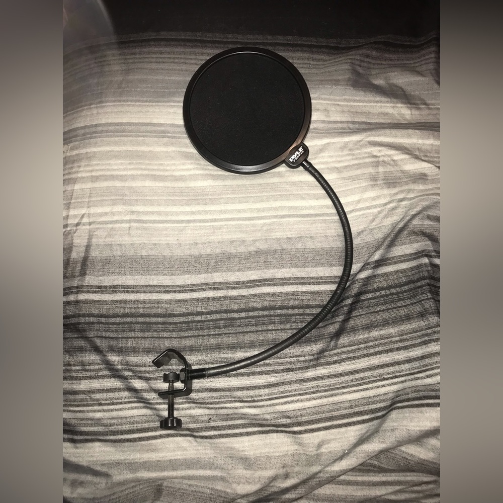 Microphone wind screen